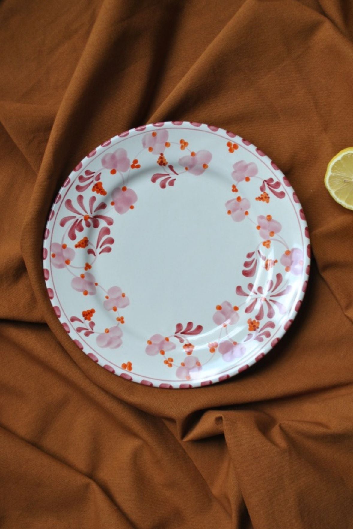 assiette flore rose et bordeaux dimanche vaisselle