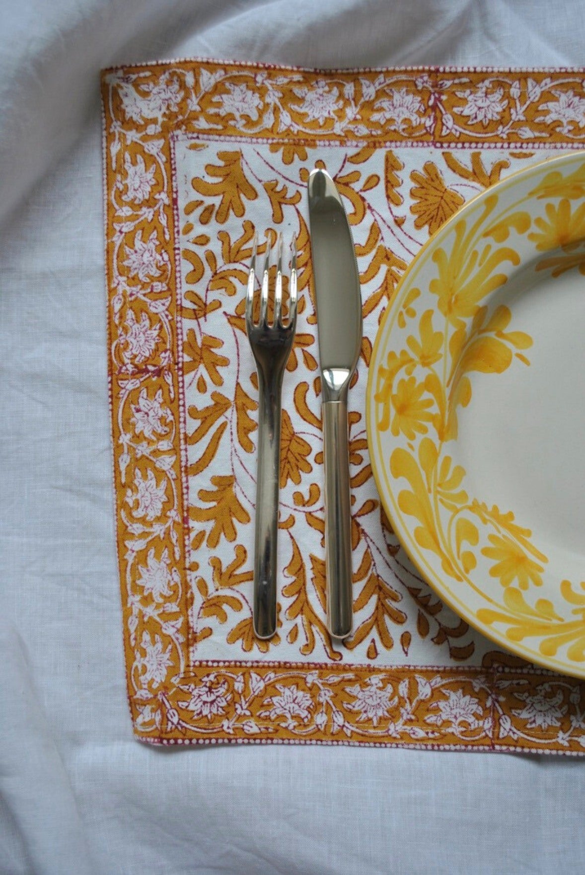 sets de table dimanche vaisselle ocre