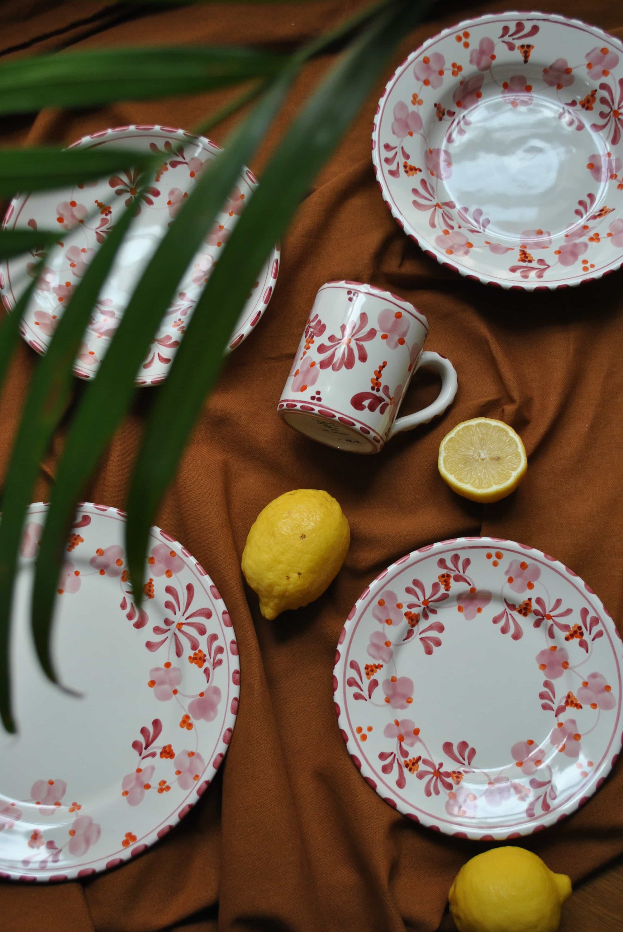 collection flore rose et rouge dimanche vaisselle