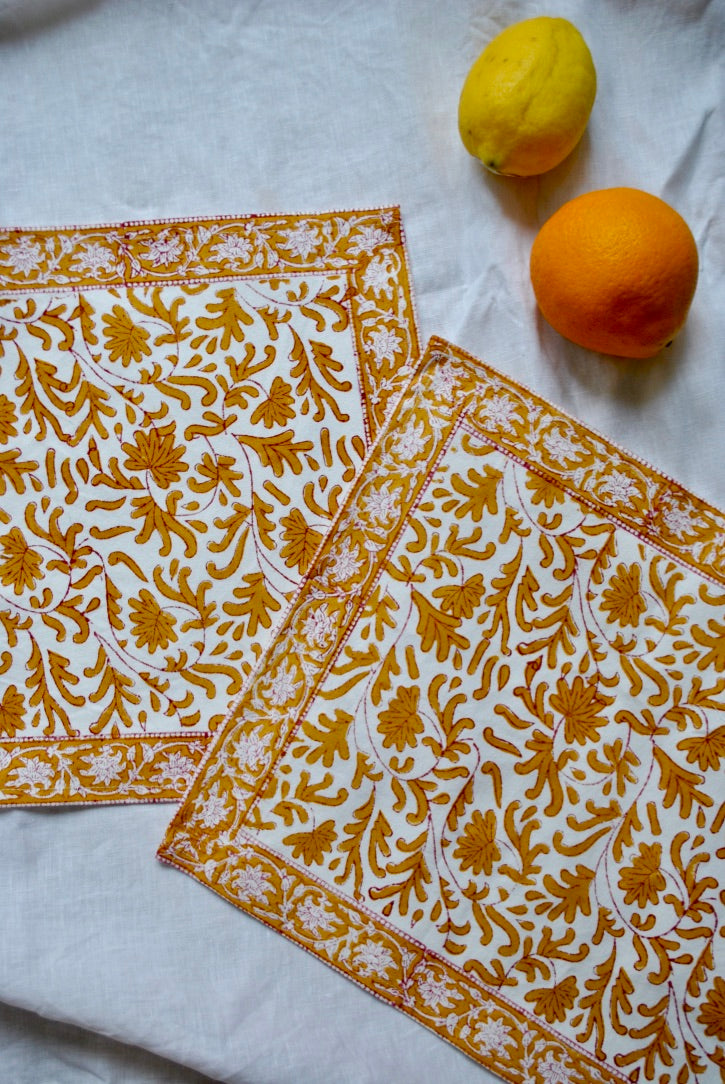 sets de table dimanche vaisselle ocre