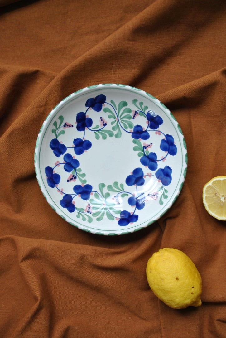 assiette incurvée vert bleu flore dimanche vaisselle