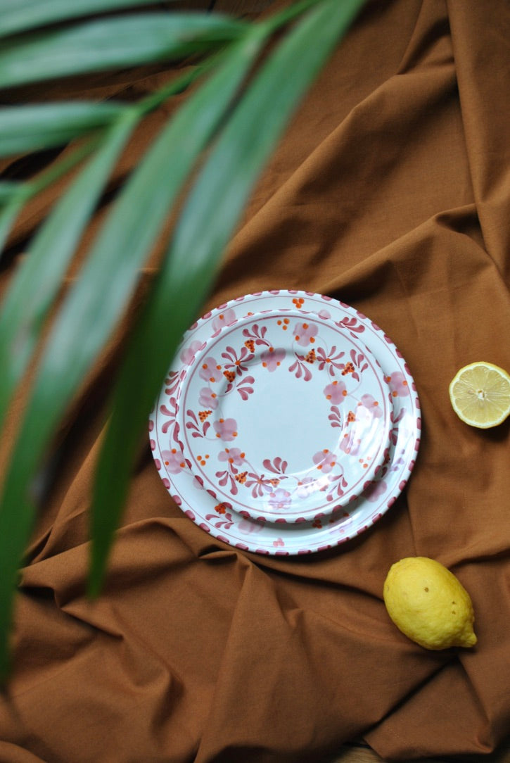 assiettes flore rose et rouge dimanche vaisselle