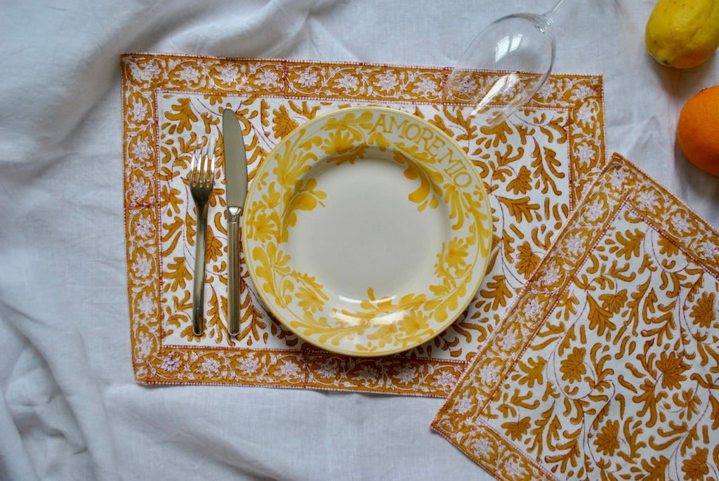 sets de table dimanche vaisselle ocre