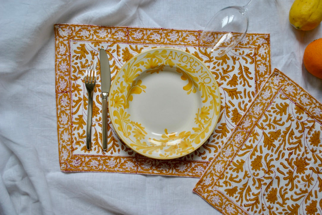 sets de table dimanche vaisselle ocre