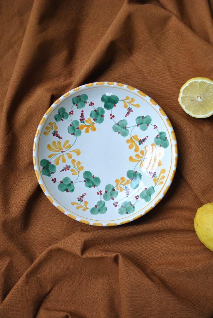 assiette incurvée flore vert jaune dimanche vaisselle